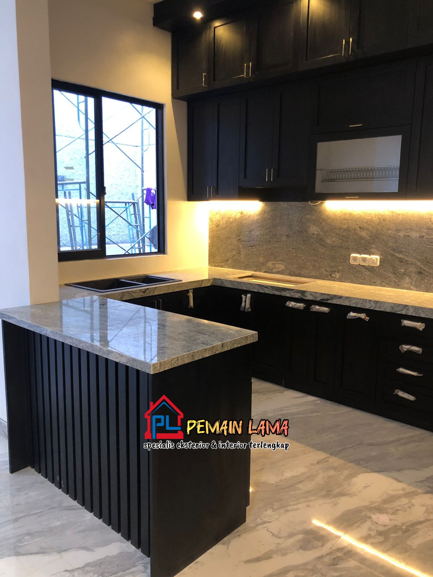 Kitchen Set Kabinet Bawah Hitam di Jember