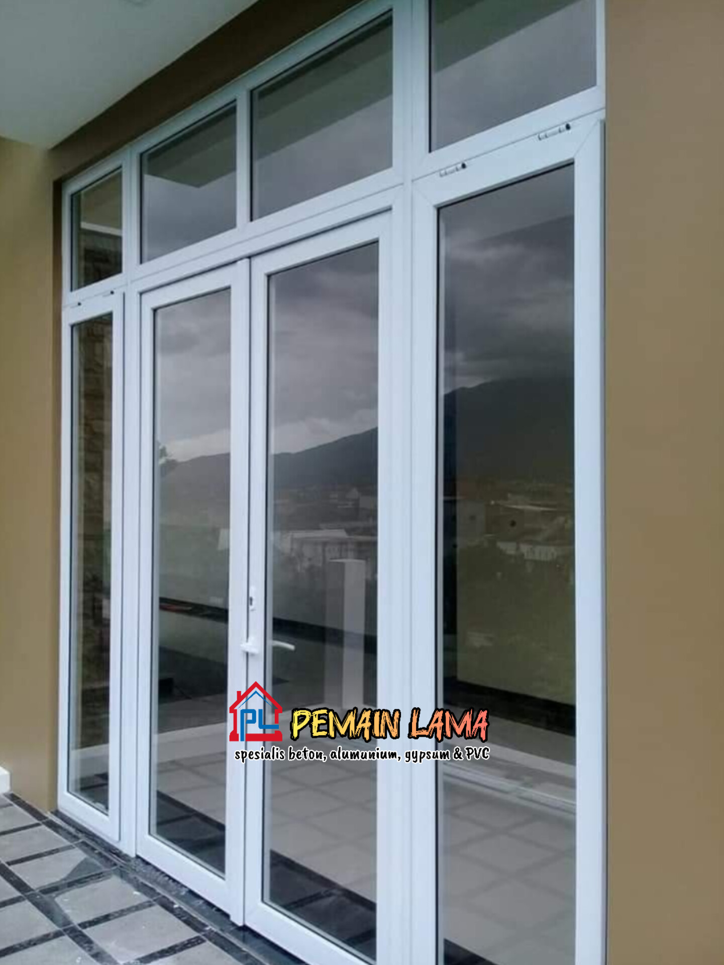 Partisi Kaca Aluminium Putih di Jember