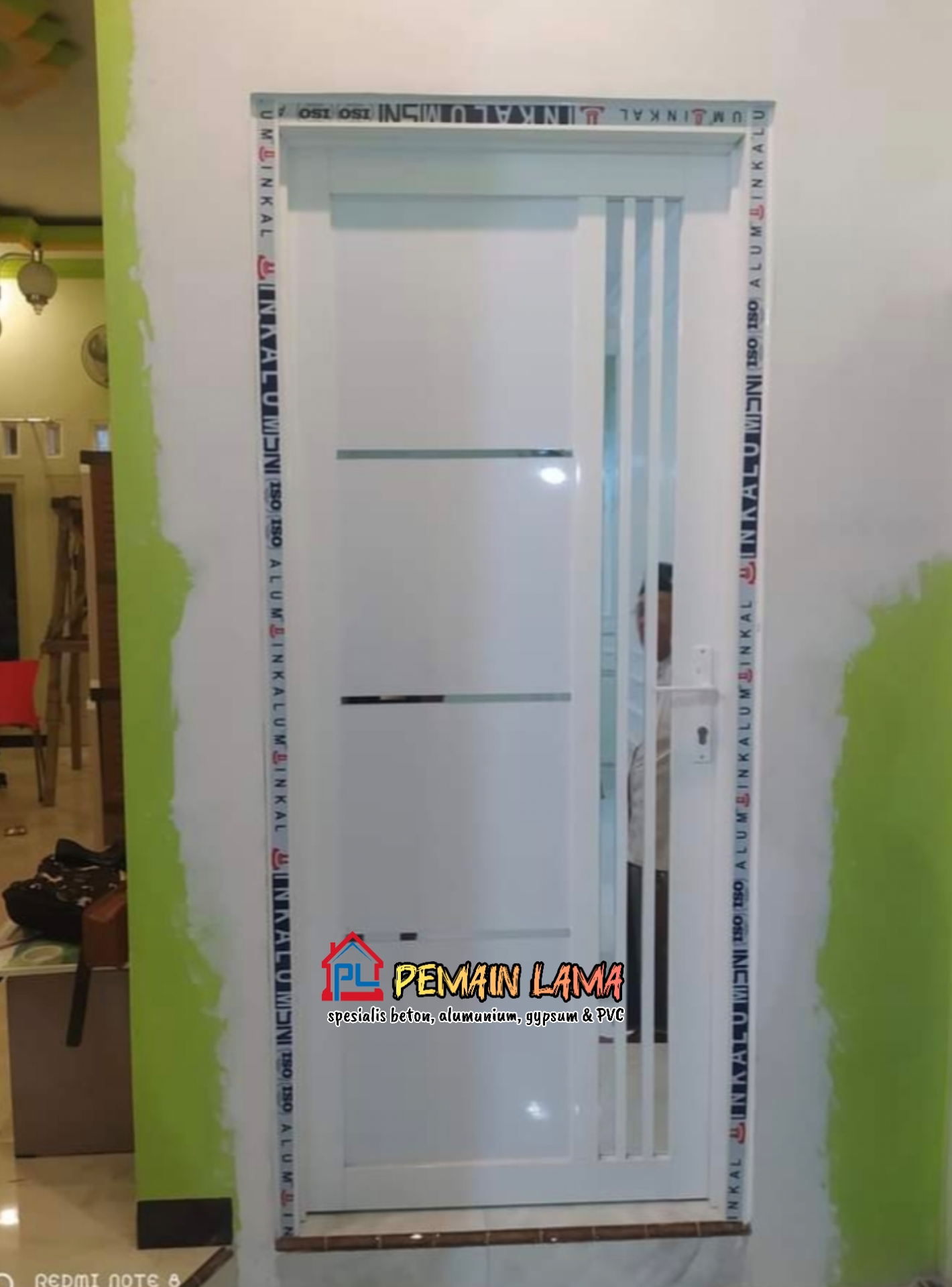 Pintu Aluminium Putih di Jember