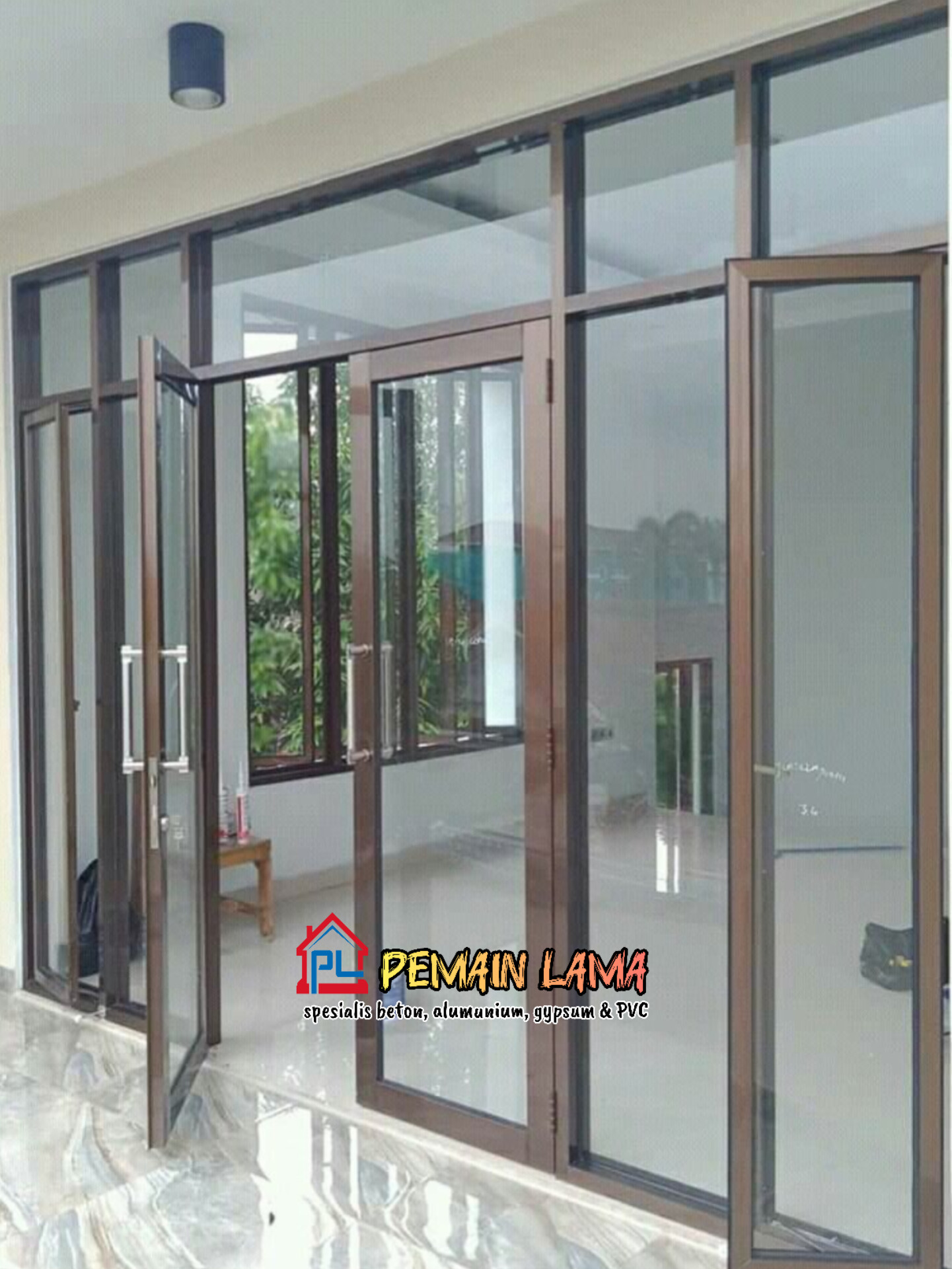 Partisi Kaca Toko Brown di Jember
