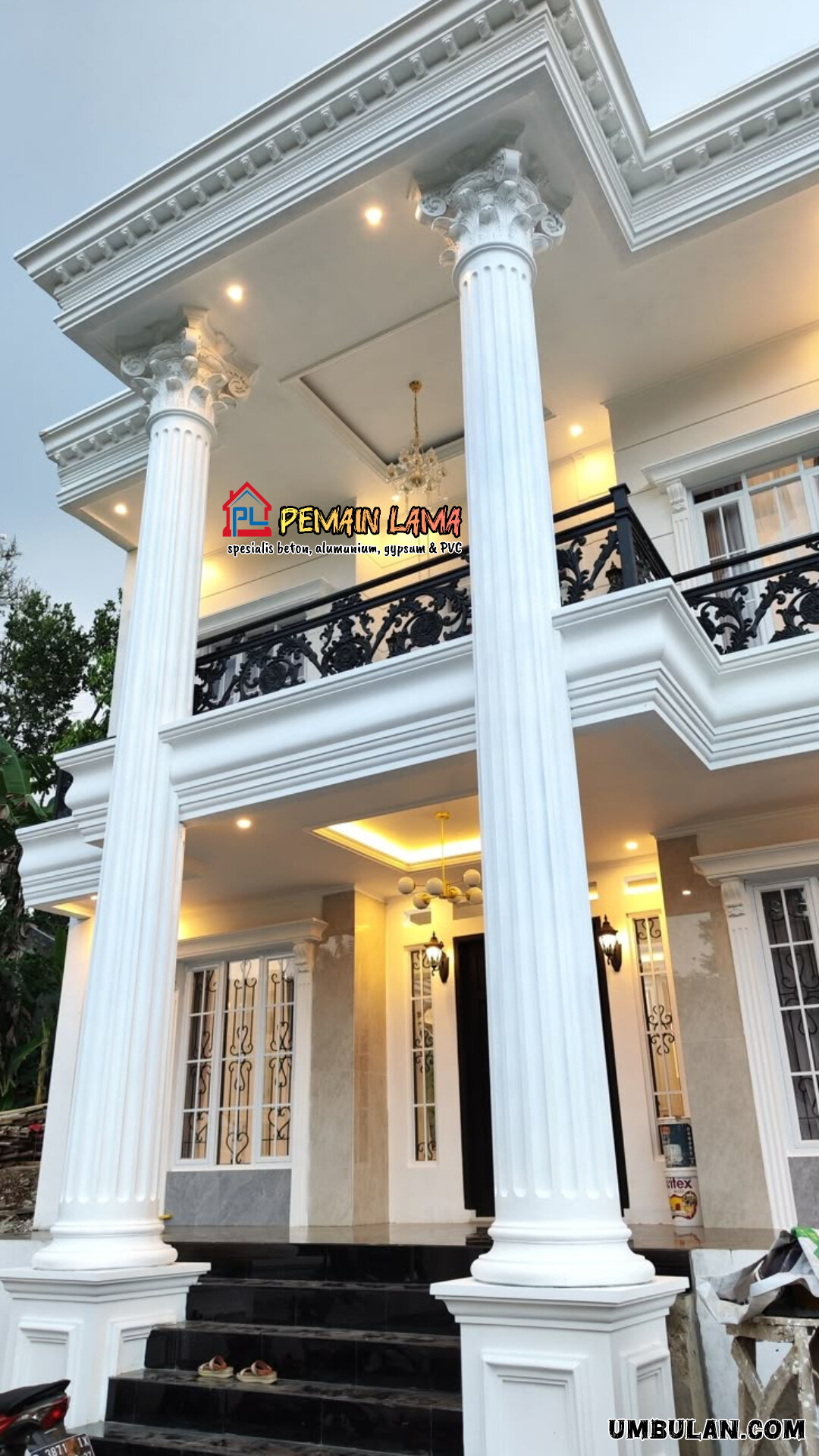 Pilar Bulat Mahkota Klasik di Bondowoso