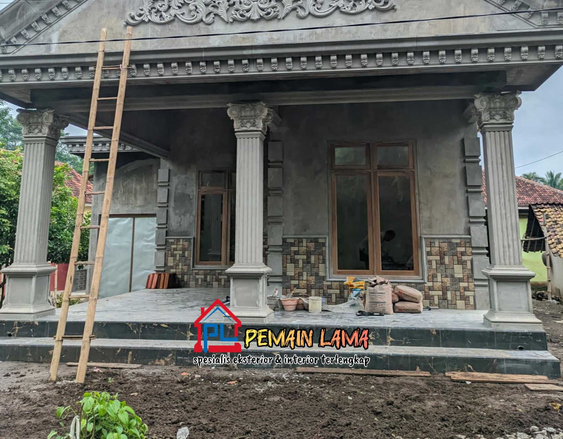 Pilar Kotak Mahkota Klasik di Jember