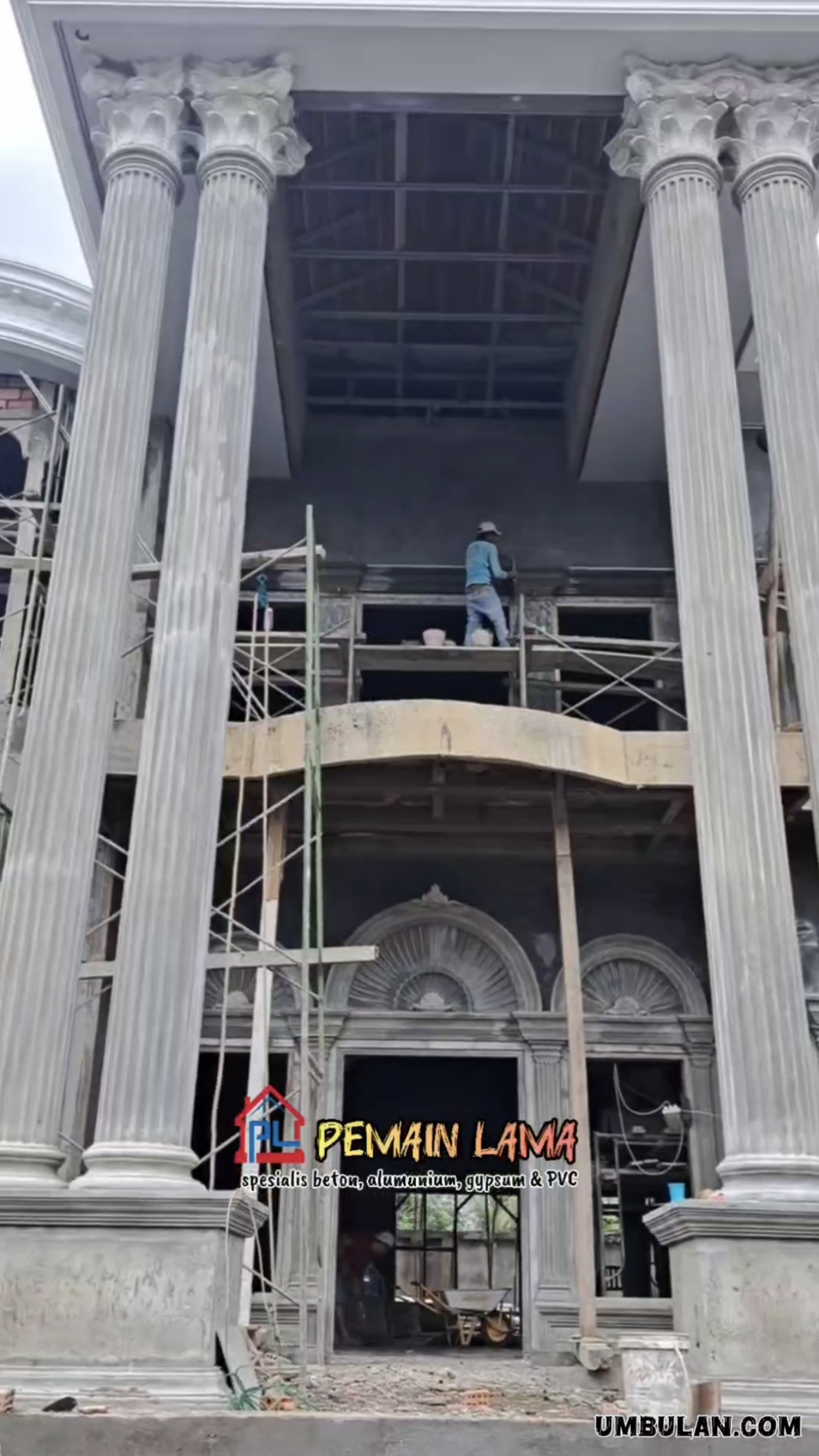Pilar Mahkota Klasik di Jember