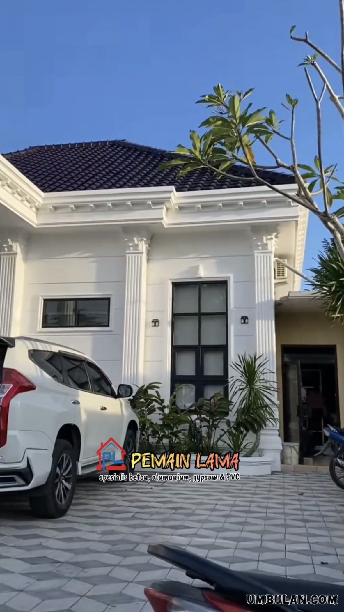 Pilar Kotak Mahkota Klasik di Jember