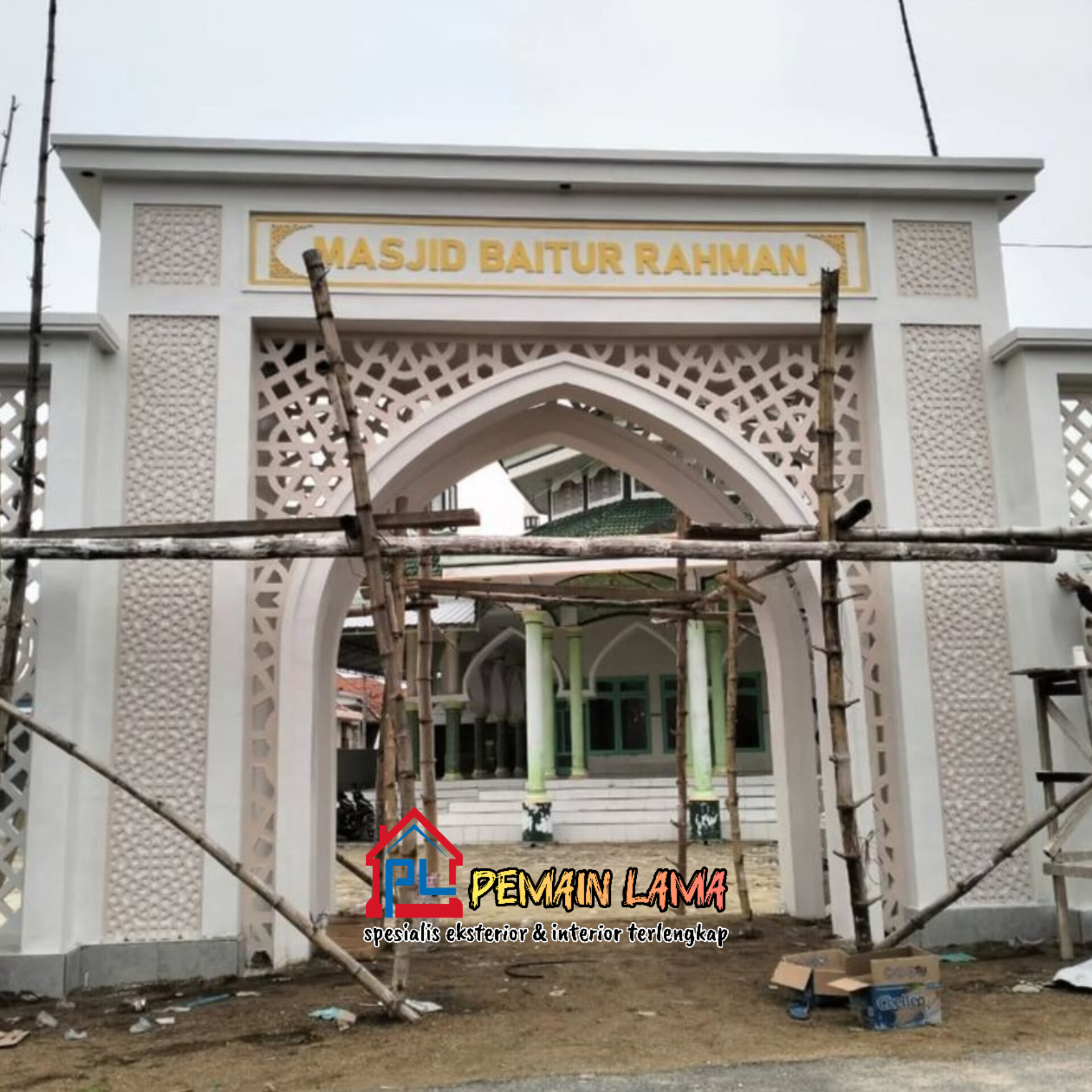 Krawangan Gerbang Masjid di Jember